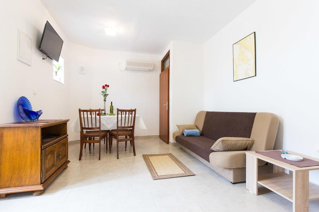 Holiday Home Mery By El-Pi Tours Malinska Exterior foto
